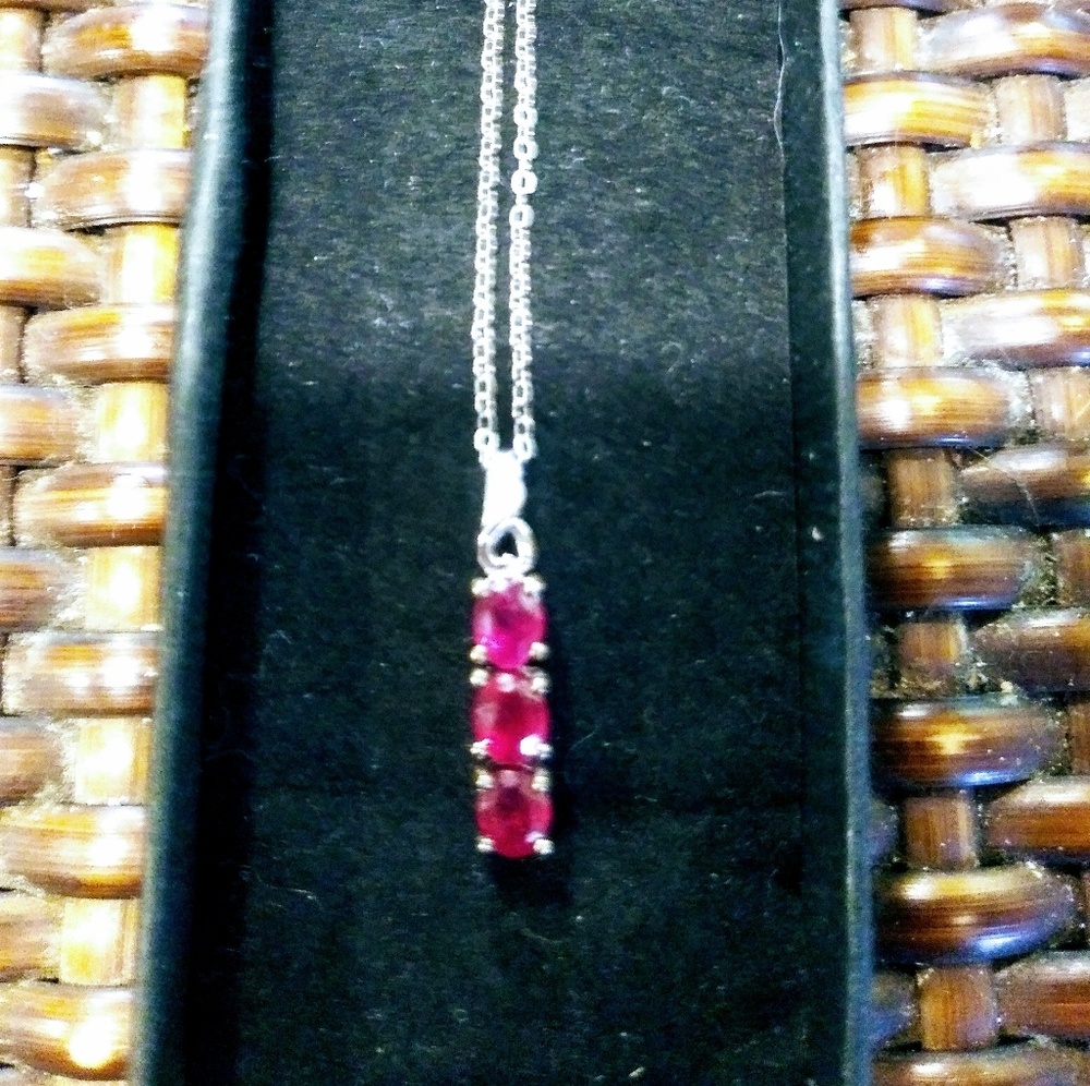 STUNNING. RUBY PENDANT ON - Picture 2 of 7